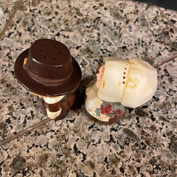 Hallmark Cards Vintage Pilgrim Salt and Pepper Shakers - Picture 6 of 9